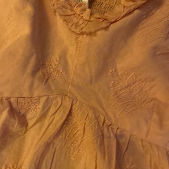 Embroidered Peach-colored spaghetti strap tank top - Picture 2 of 3